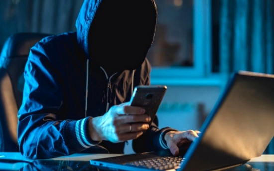 Alerta de seguridad: Cómo evitar que te clonen la voz con Inteligencia Artificial (y el truco de la «Palabra Clave»)